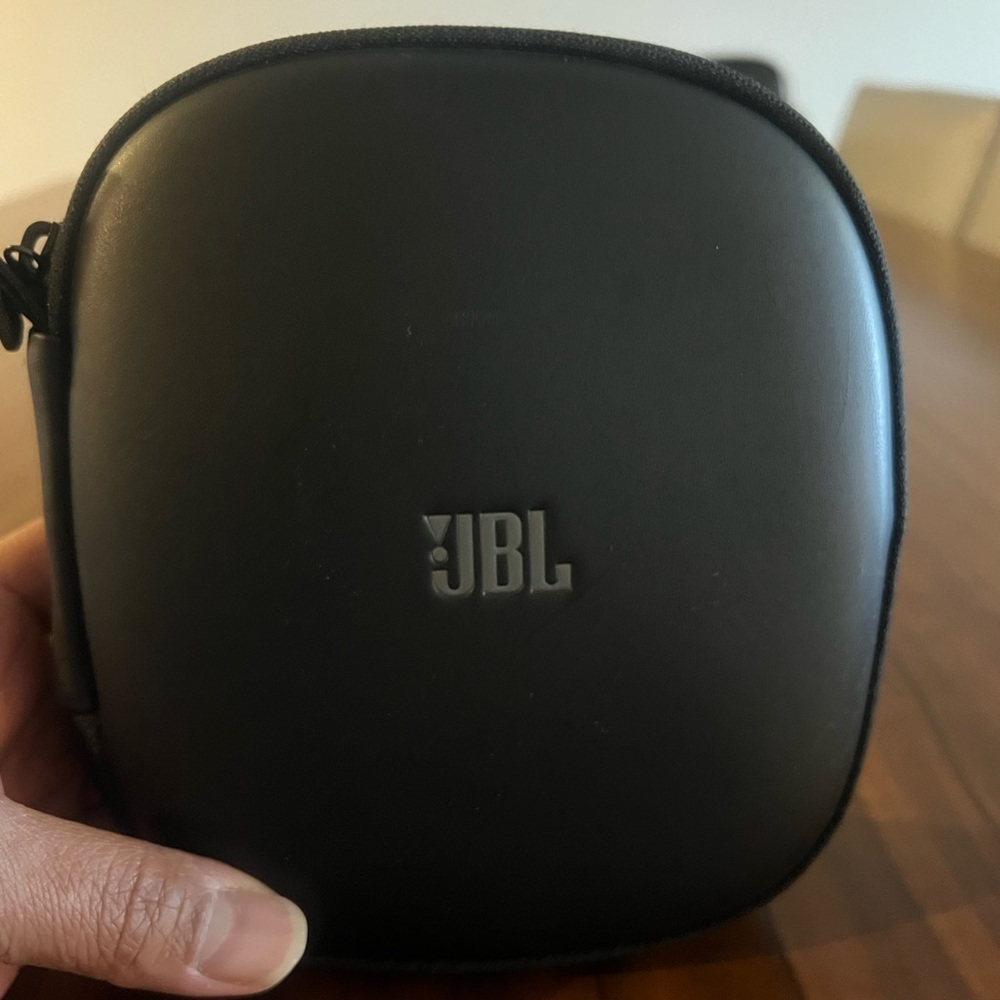 Over ear JBL Everest Elite 750NC headphones